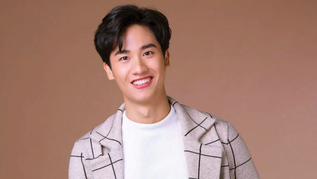 Aktor Thailand Tay-Tawan Vihokratana positif Covid-19 setelah sempat mengalami demam pada Sabtu (24/4).