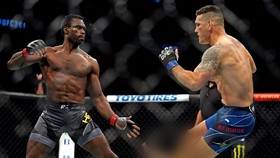 FOTO: Momen Kaki Weidman Patah Tendang Hall di UFC 261