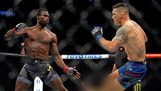 Chris Weidman mengunggah foto hasil rontgen sebelum dan sesudah menjalani operasi patah kaki saat melawan Uriah Hall di UFC 261.