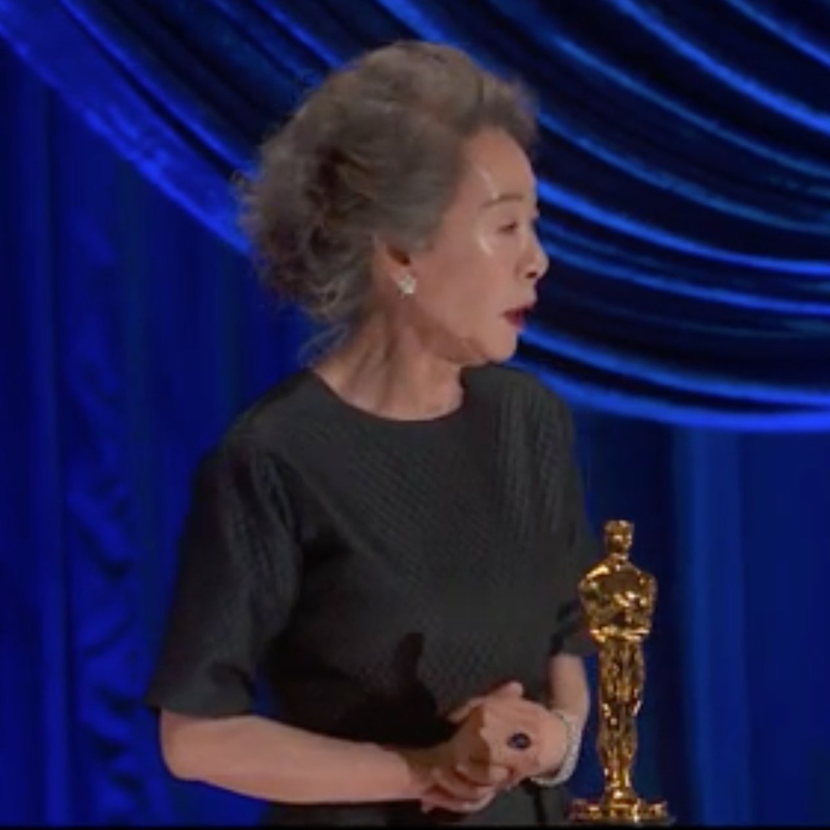 Youn Yuh Jung berhasil meraih piala Oscar 2021 dalam kategori Aktris Pendukung Terbaik dalam film Minari&period; Yuk kita lihat potret kemenangan Youn Yuh Jung&excl;