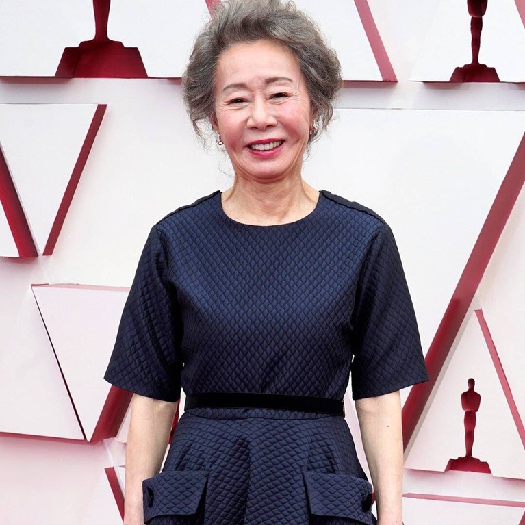 Youn Yuh Jung Youn Yuh Jung berhasil meraih piala Oscar 2021 dalam kategori Aktris Pendukung Terbaik dalam film Minari. Yuk kita lihat potret kemenangan Youn Yuh Jung!