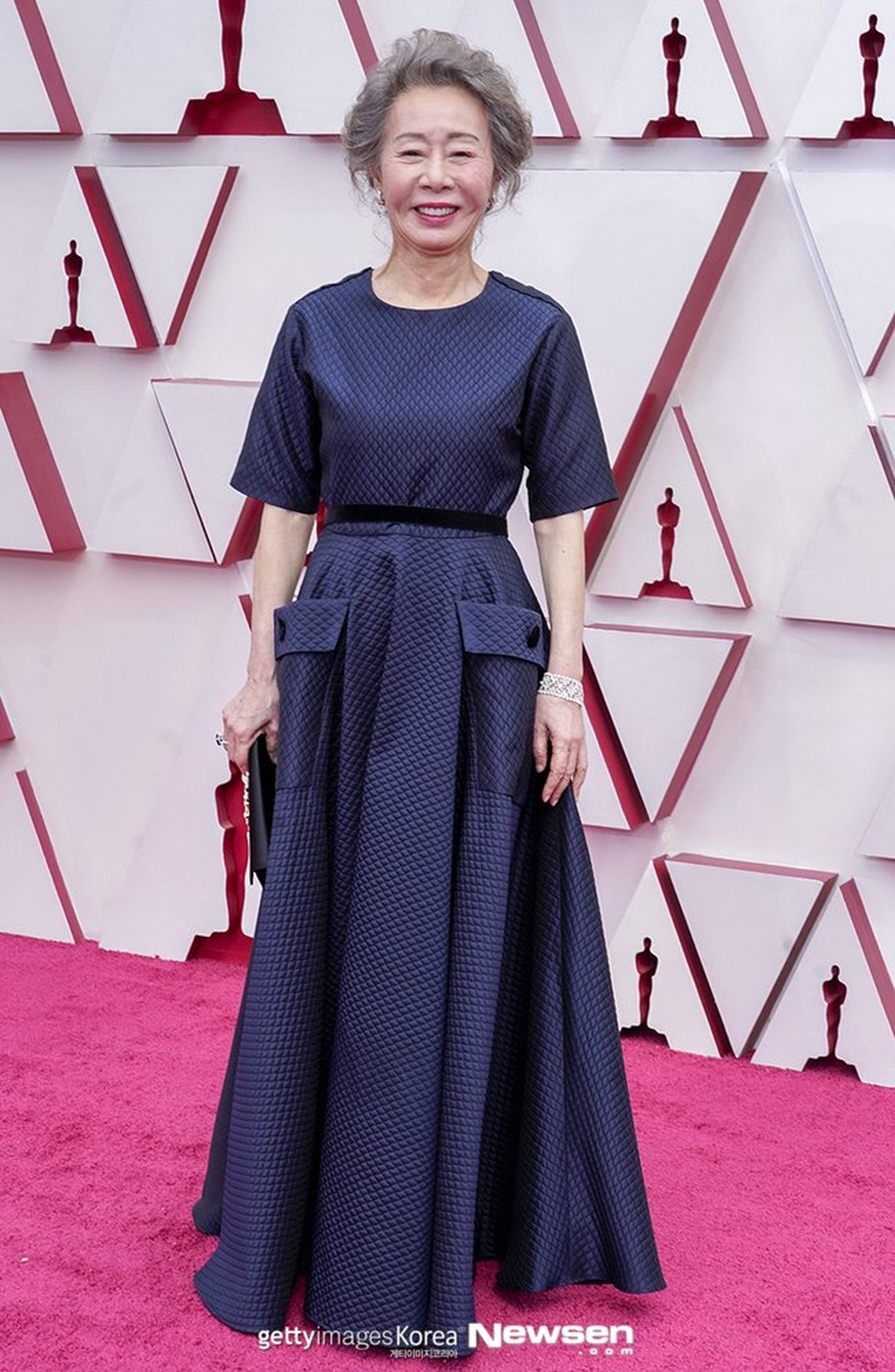 Youn Yuh Jung berhasil meraih piala Oscar 2021 dalam kategori Aktris Pendukung Terbaik dalam film Minari&period; Yuk kita lihat potret kemenangan Youn Yuh Jung&excl;