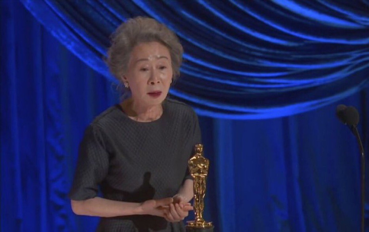 Youn Yuh Jung berhasil meraih piala Oscar 2021 dalam kategori Aktris Pendukung Terbaik dalam film Minari&period; Yuk kita lihat potret kemenangan Youn Yuh Jung&excl;