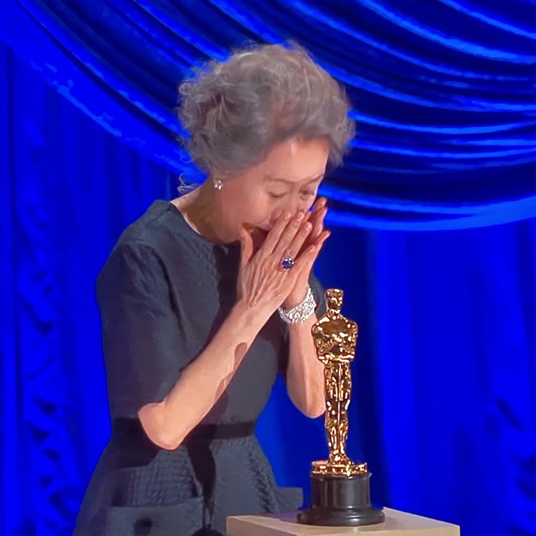 Youn Yuh Jung berhasil meraih piala Oscar 2021 dalam kategori Aktris Pendukung Terbaik dalam film Minari. Yuk kita lihat potret kemenangan Youn Yuh Jung!