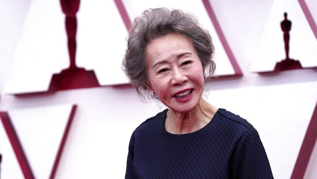 Lewat film Minari, Youn Yuh-jung bawa pulang piala Oscar dengan menjadi Best Supporting Actress atau Aktris Pendukung Terbaik.