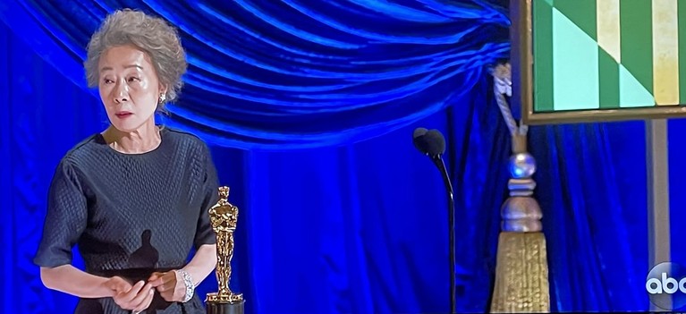 Youn Yuh Jung Youn Yuh Jung berhasil meraih piala Oscar 2021 dalam kategori Aktris Pendukung Terbaik dalam film Minari. Yuk kita lihat potret kemenangan Youn Yuh Jung!