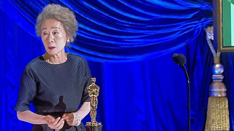 Youn Yuh Jung Youn Yuh Jung berhasil meraih piala Oscar 2021 dalam kategori Aktris Pendukung Terbaik dalam film Minari. Yuk kita lihat potret kemenangan Youn Yuh Jung!