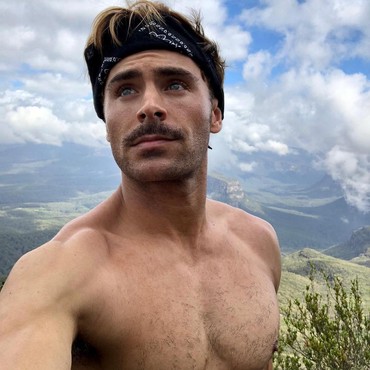 Sahabat Bantah Zac Efron Lakukan Operasi Plastik