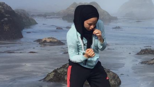 Petinju muda Amerika Serikat Amaiya Zafar menjadi pelopor penggunaan hijab dalam pertarungan resmi di atas ring.