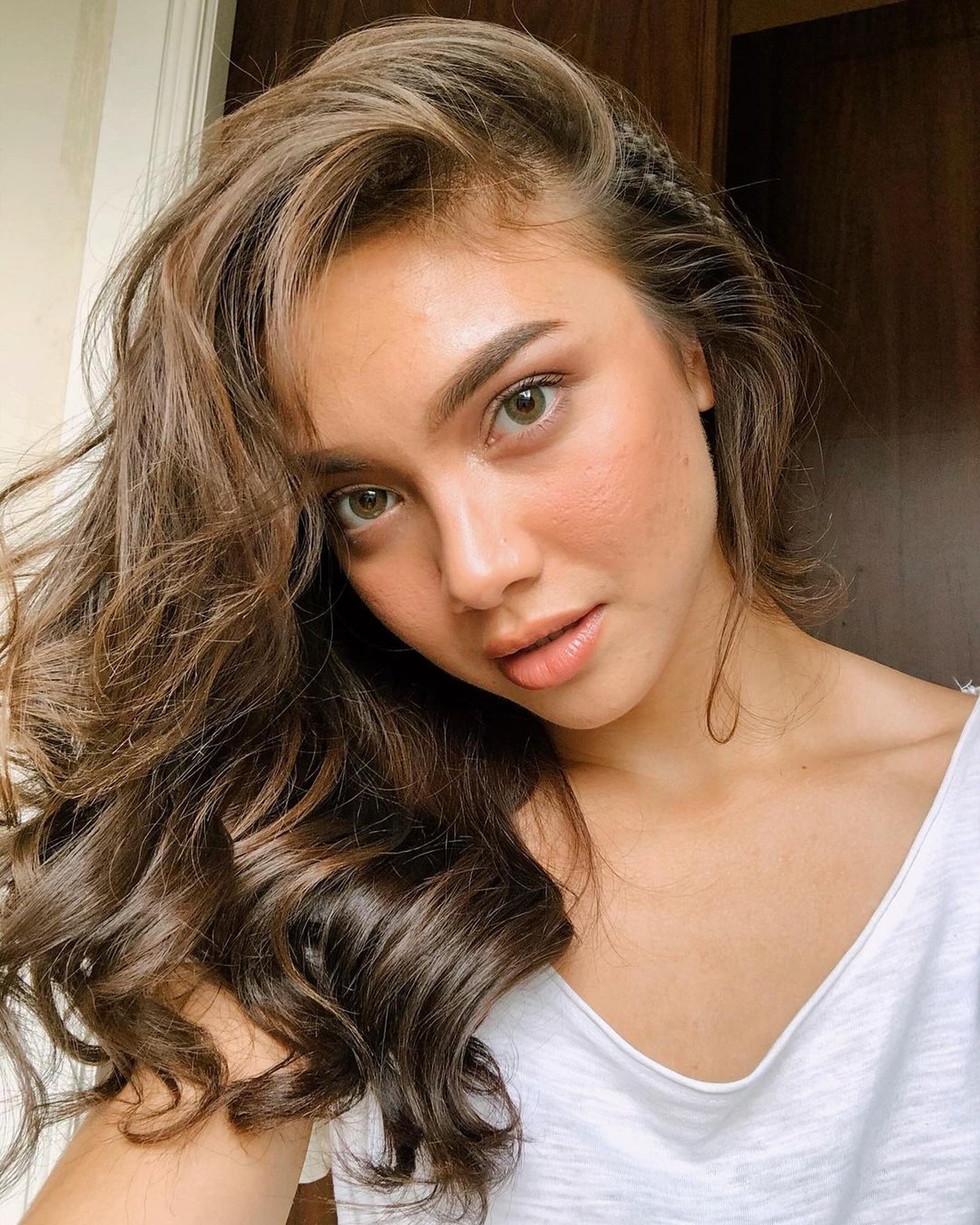 Angela Gilsha baru-baru ini mengakui kalau ia tak mempercayai agama&period; Yuk kita intip potret si cantik ini&excl;