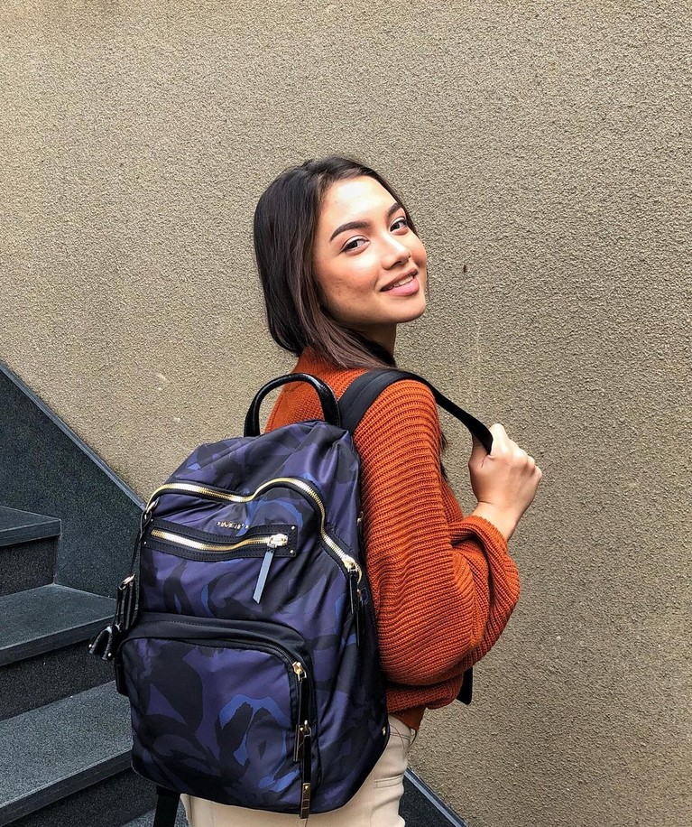 Angela Gilsha Angela Gilsha baru-baru ini mengakui kalau ia tak mempercayai agama. Yuk kita intip potret si cantik ini!