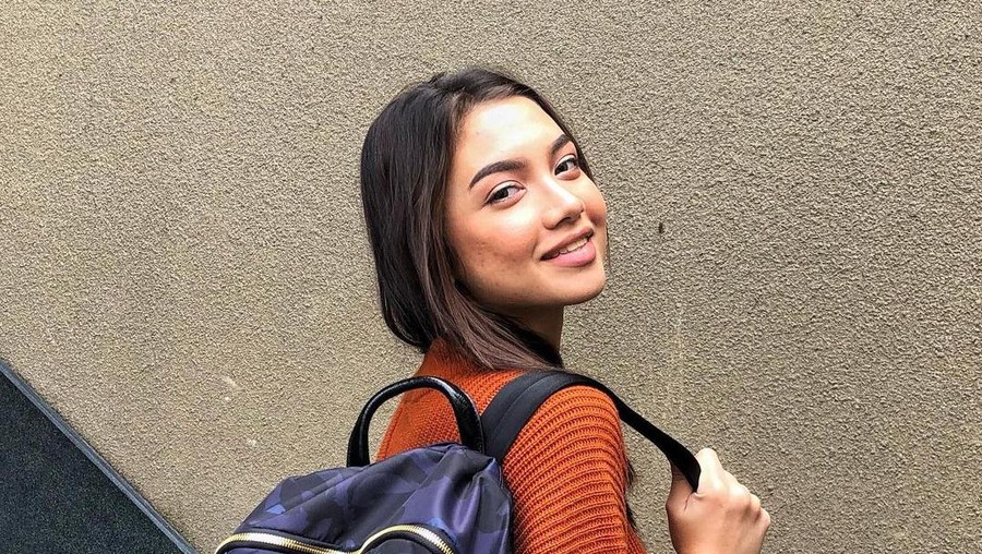 Angela Gilsha baru-baru ini mengakui kalau ia tak mempercayai agama. Yuk kita intip potret si cantik ini!