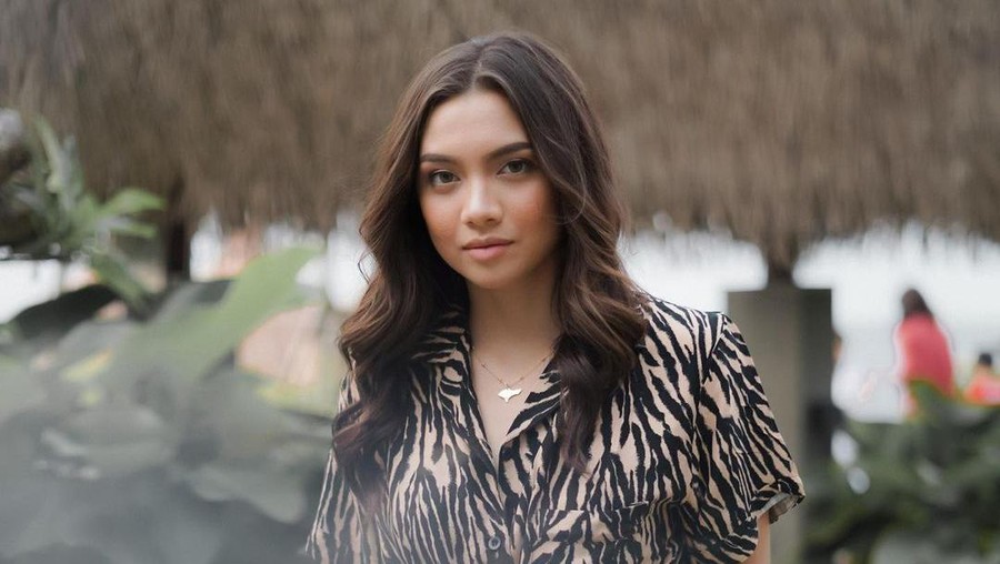 Angela Gilsha baru-baru ini mengakui kalau ia tak mempercayai agama. Yuk kita intip potret si cantik ini!
