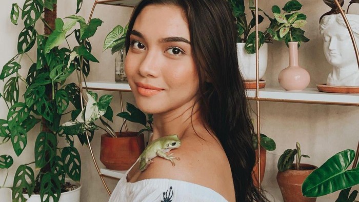 Potret Cantik Angela Gilsha dan Koleksi Tanaman Hias Miliknya