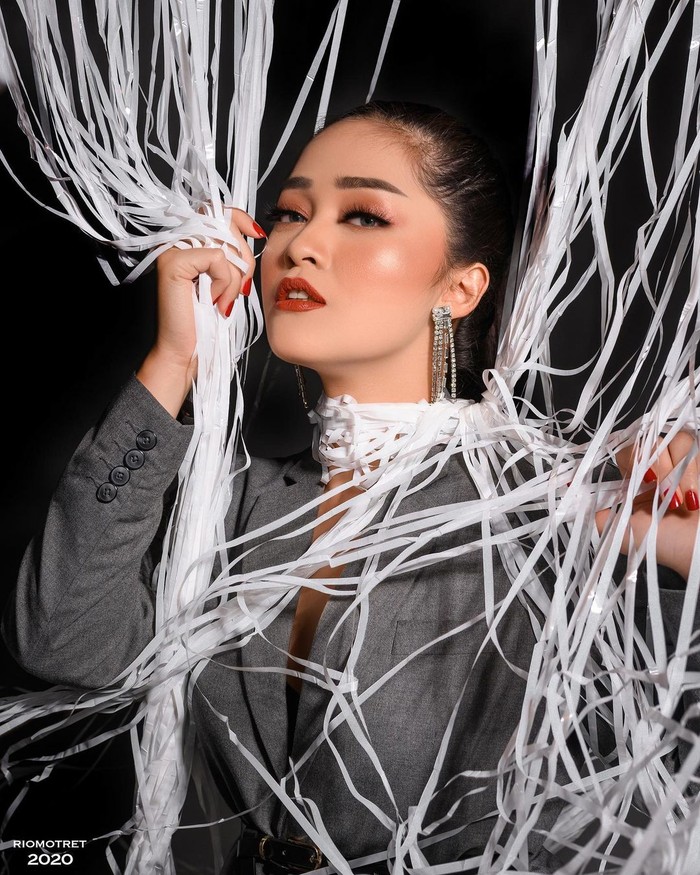 Begitu pula Gracia yang juga menangis haru saat memeluk sang ibunda yang sangat dicintainya. Meski begitu, ia ingin sekali meraih kebahagiaannya sendiri bersama sang kekasih di Belanda. (Foto: instagram.com/graciaz14/)