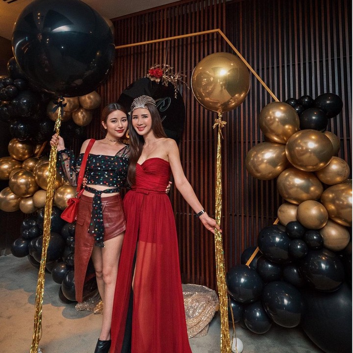 <p>Calista Cuaca merupakan putri dari sosialita Singapura bernama, Jamie Chua. Selain itu, ibunda Calista ini juga sahabat dari Maia Estianty. Ini merupakan salah satu sudut ruangan di rumahnya, Bunda. (Foto: dok. Instagram/@xcalikins)</p>