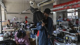 FOTO: Desa Tani China Beralih Jadi Pusat Kota Pakaian Dalam