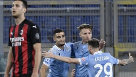 FOTO: Dijungkalkan Lazio, Milan Terlempar dari Empat Besar