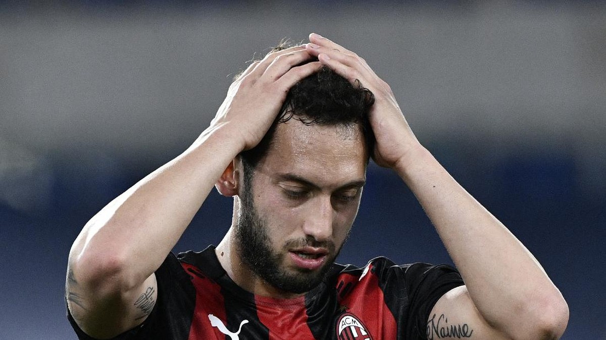 FOTO: Dijungkalkan Lazio, Milan Terlempar dari Empat Besar