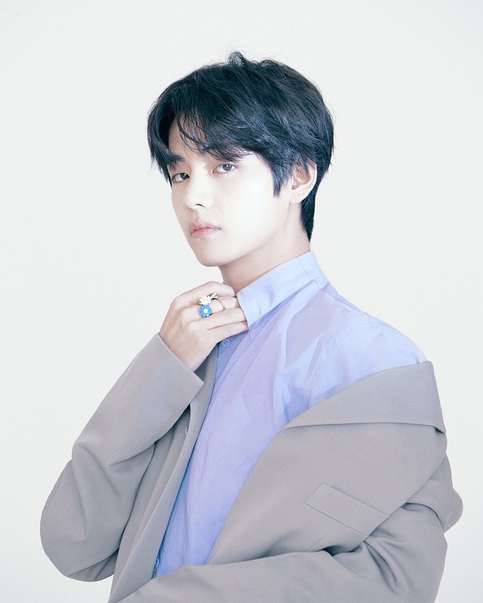 Hampir sama seperti J-Hope, V juga tampil semi formal dengan kemeja dan jas yang ia kenakan. (foto: instagram.com/louisvuitton)