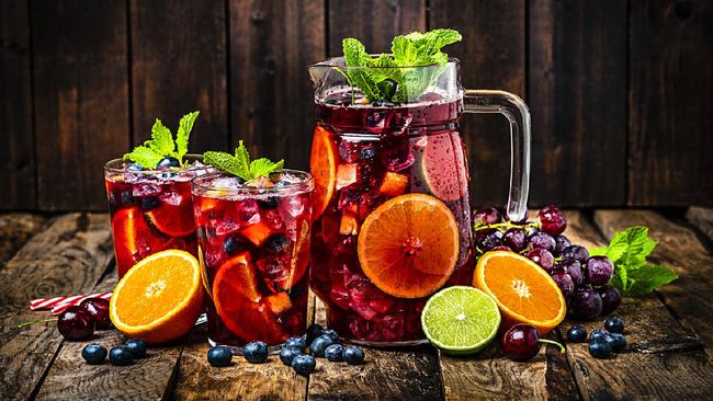 Sajikan minuman yang segar untuk keluarga di Hari Raya Idul Fitri. Berikut kumpulan resep koktail buah, minuman sajian Lebaran.