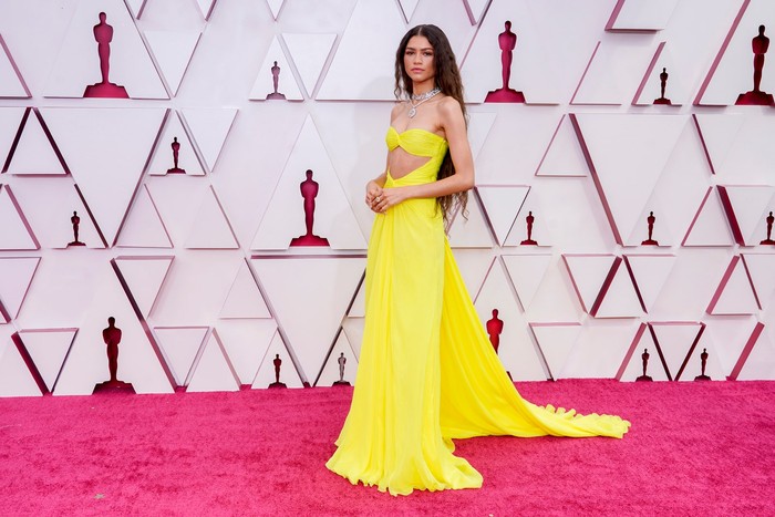 Zendaya mengenakan gaun kuning Valentino yang menarik perhatian. Foto: vogue.com