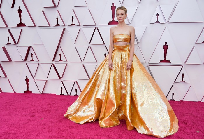 Carey Mulligan tampak bersinar dalam gaun Valentino berhiaskan sequin dan mutiara. Foto: vogue.com