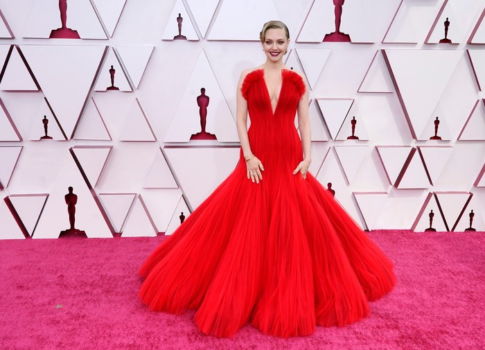 Amanda Seyfried tampil memukau dengan gaun merah Armani Privé. Foto: vogue.com