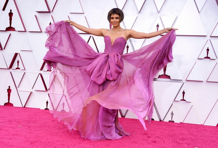 Mempesona layaknya kupu-kupu, Halle Berry mengenakan gaun fantastis dari Dolce & Gabbana. Foto: vogue.com