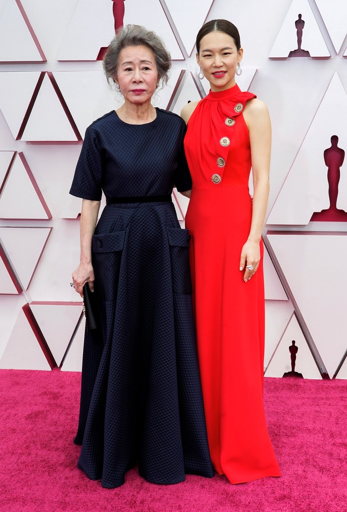 Yuh-Jung Youn mengenakan Marmar Halim dan Yeri Han yang mengenakan Louis Vuitton. Foto: vogue.com