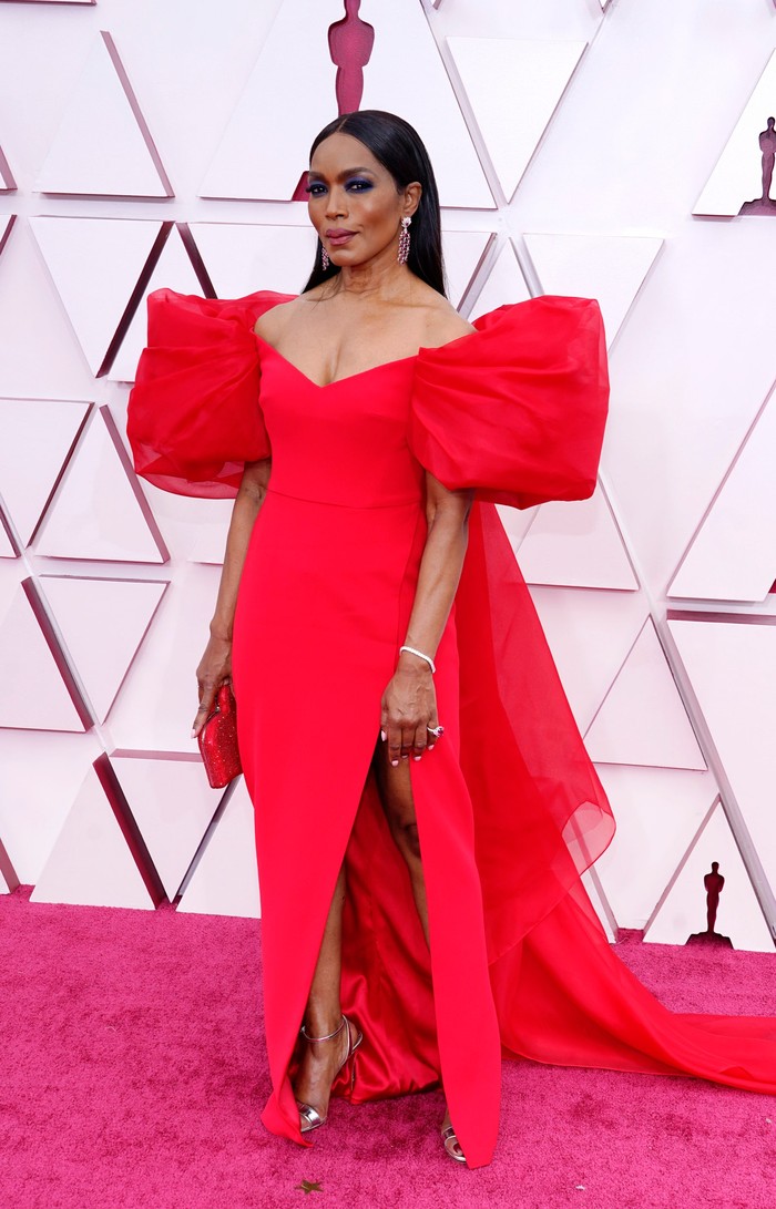 Gaun bold shoulders Alberta Ferretti yang dikenakan Angela Basett tampak berani dan unik. Foto: vogue.com