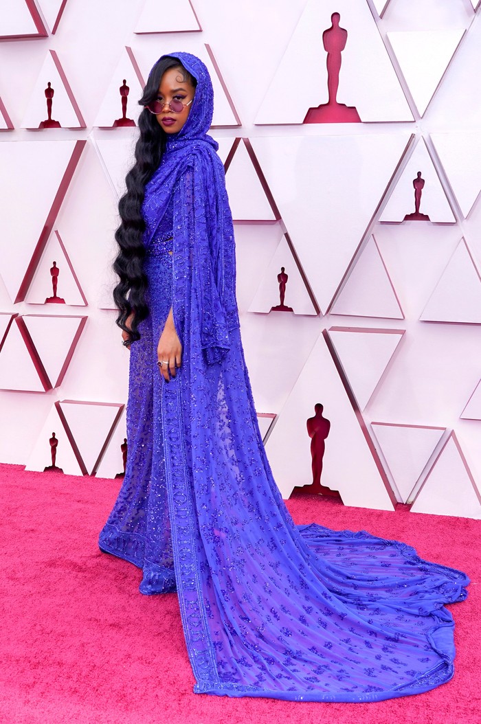 H.E.R menampilkan gaya dramatis dengan gaun Dunda. Foto: vogue.com