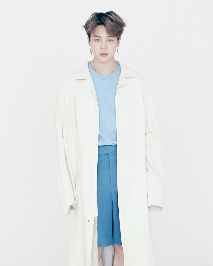 Jimin nampak beda dengan coat serta celana setinggi lutut. (foto: instagram.com/louisvuitton)