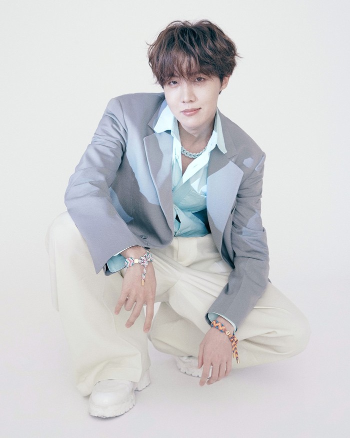 Kesan semi formal dibawakan oleh J-Hope karena memadukan jas dengan kemeja yang kancing bagian atasnya terbuka. (foto: instagram.com/louisvuitton)