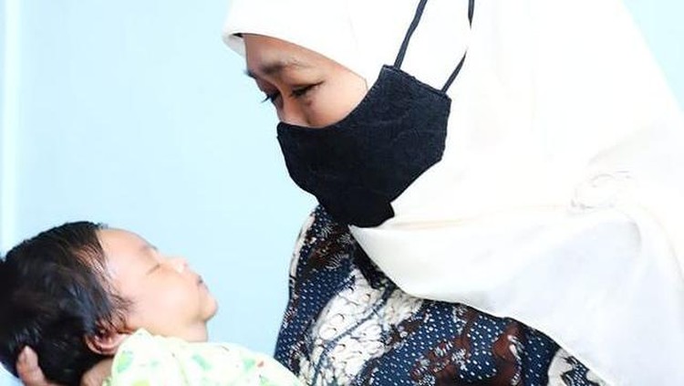 Khofifah Gendong Bayi Awak Kapal Nanggala 402 Khofifah Gendong Bayi Awak Kapal Nanggala 402