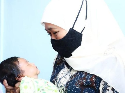 Haru! Khofifah Gendong & Doakan Bayi 18 Hari Anak Awak KRI Nanggala-402