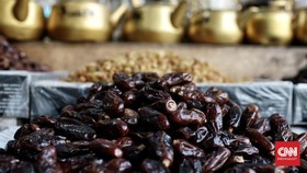 Waktu Terbaik Makan Kurma, Saat Sahur atau Buka Puasa?
