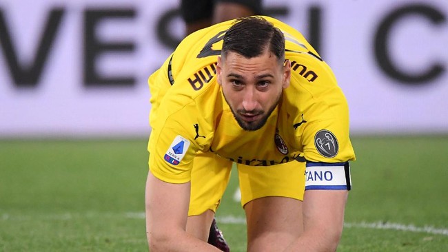 Gianluigi Donnarumma tertangkap kamera tertawa di akhir laga usai AC Milan dibantai Lazio dengan skor 0-3 di Liga Italia.