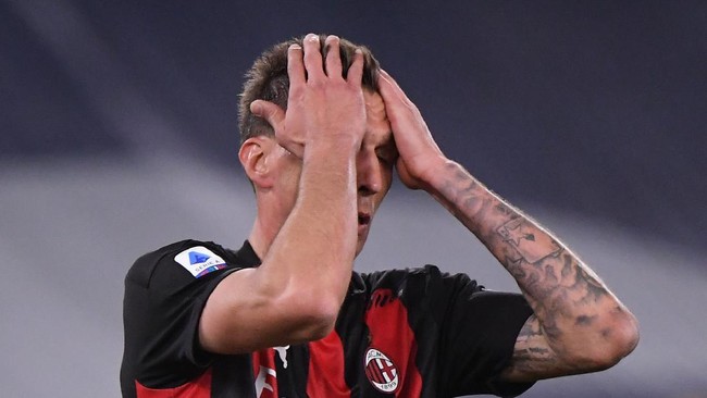 AC Milan bukan hanya makin sulit jadi juara Liga Italia. Rossoneri juga terlempar dari zona Liga Champions usai kalah dari Lazio.