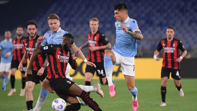 AC Milan terlempar dari posisi empat besar klasemen usai kalah telak 0-3 dari Lazio pada pekan ke-33 Liga Italia.