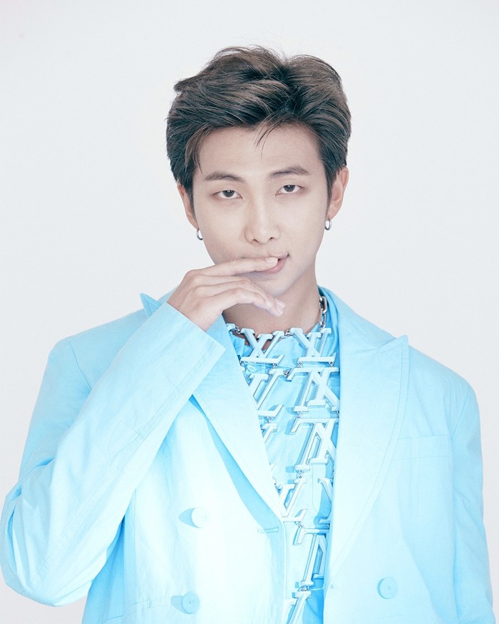 Leader sekaligus main rapper BTS, RM, mengenakan setelan berwarna biru cerah yang dilengkapi dengan kalung berlogo Louis Vuitton. (foto: instagram.com/louisvuitton)