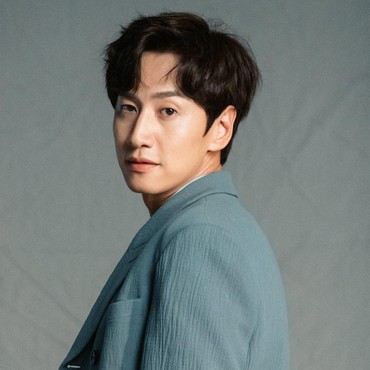 Resmi Hengkang dari Running Man, Lee Kwang Soo Berulang Kali Minta Maaf