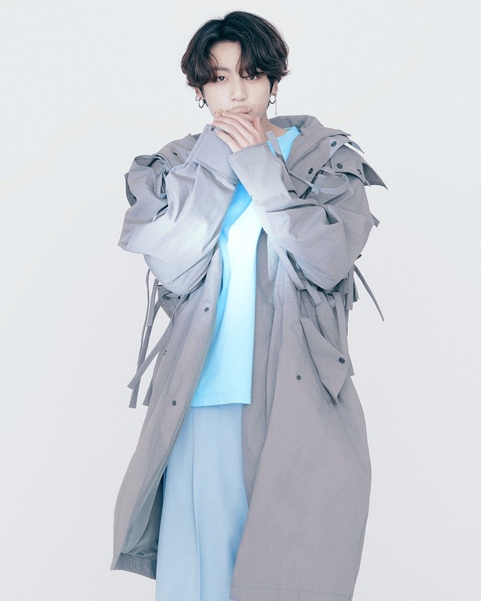 Masih bertema abu-abu dan biru, V memadukan jaket parka dengan t-shirt dan celana yang warnanya senada. (foto: instagram.com/louisvuitton)