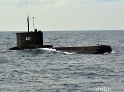 Tenggelamnya KRI Nanggala-402: Escape Suit, Kondisi Laut, Kapal Selam Berwarna Hitam