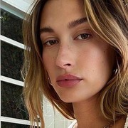 Miliki Kulit Bersinar ala Supermodel, Contek Rutinitas Skincare Malam Hailey Bieber