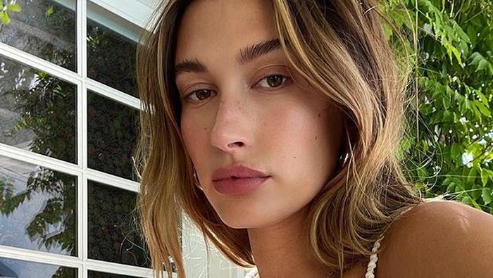 Miliki Kulit Bersinar ala Supermodel, Contek Rutinitas Skincare Malam Hailey Bieber