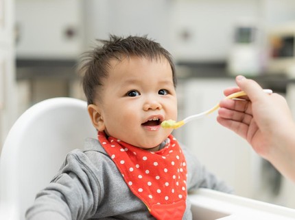 Perdana Beri MPASI buat Si Kecil? Ini Tipsnya Bun!