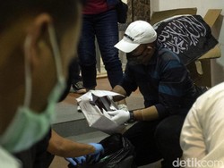Atribut Terlarang dan Cairan Bahan Peledak Ditemukan di Eks Markas FPI