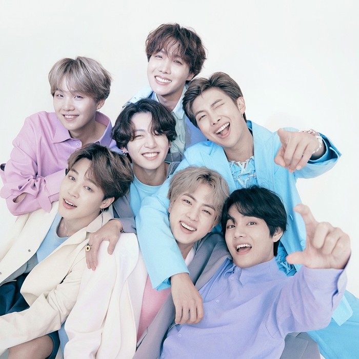 Para member BTS tampil kompak dengan pakaian yang warna-warni. (foto: instagram.com/louisvuitton)
