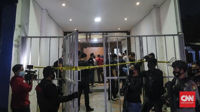 Sebanyak empat boks dibawa keluar Densus 88 setelah menggeledah bekas markas FPI di Petamburan, Jakarta Pusat.